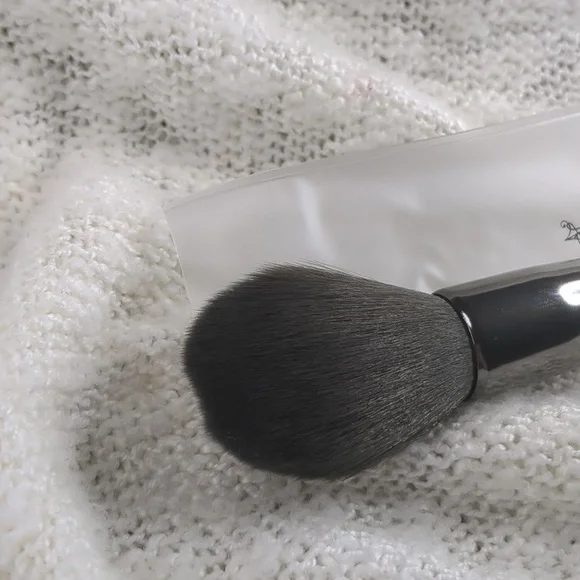 LARUCE Beauty TAPERED FACE Brush LR360, One Brush w/Sleeve Shield - Picture 3 of 10